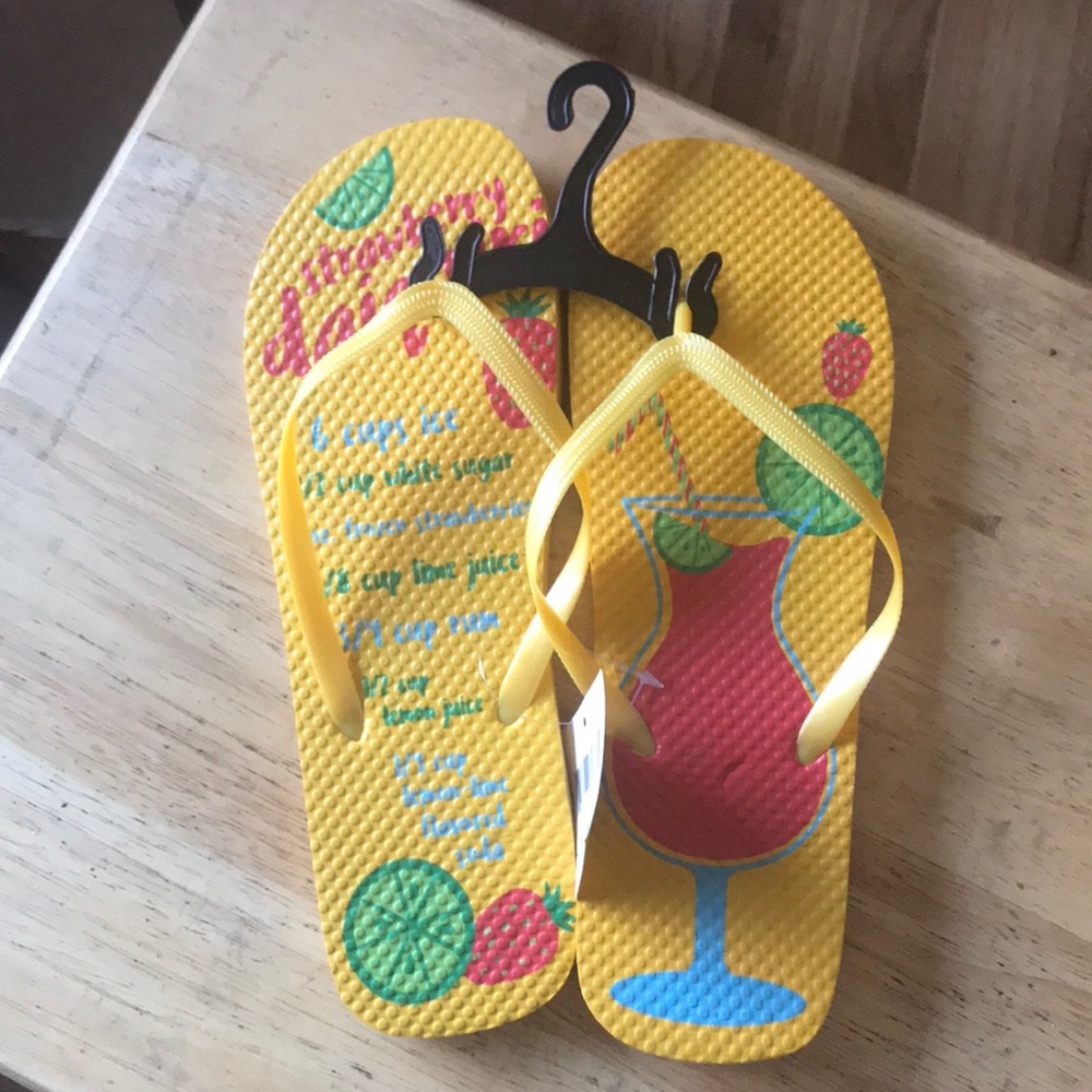 NWT Size 9/10 Cocktail inspired Flip Flops